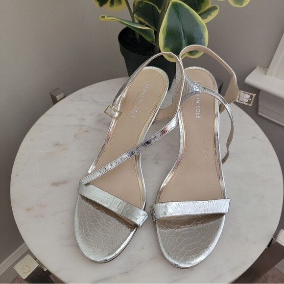NWOB Kenneth Cole Silver Platinum Sandal - Picture 1 of 4